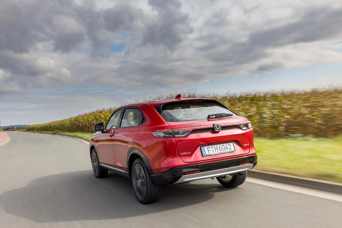 zu sehen ist ein roter HR-V von hinten 