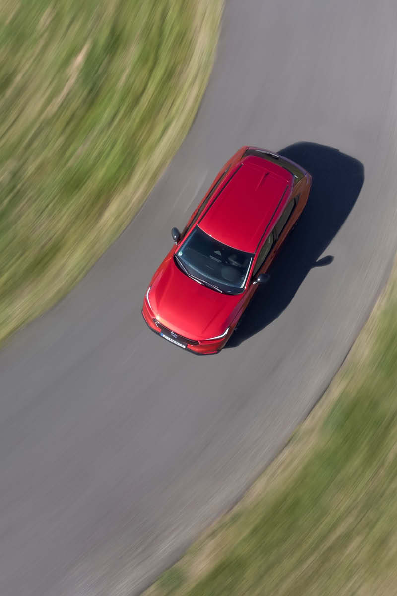 zu sehen ist ein roter HR-V von oben 