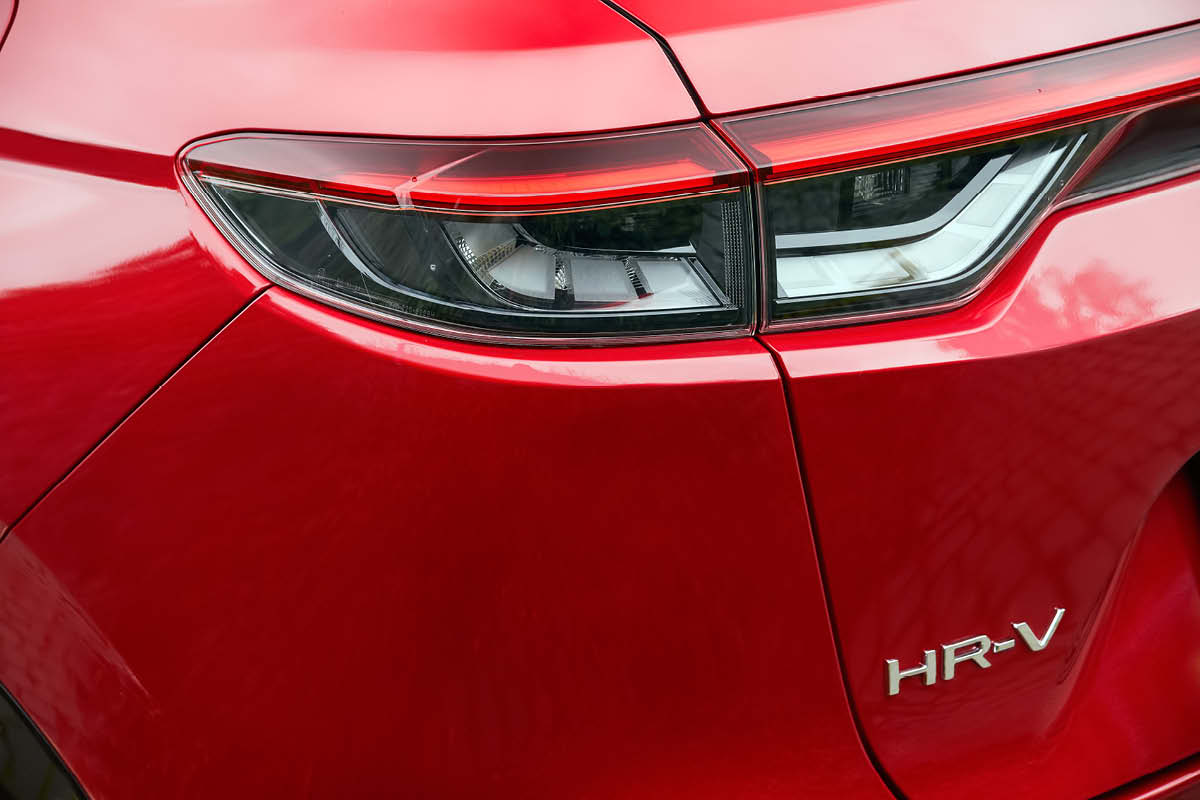 zu sehen sind dir Rücklichter des roten HR-V