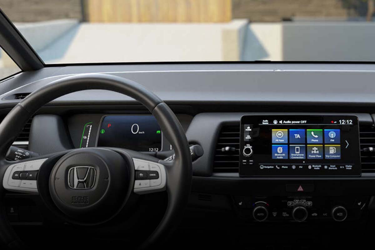 zu sehen ist das lenkrad vom honda jazz elegance