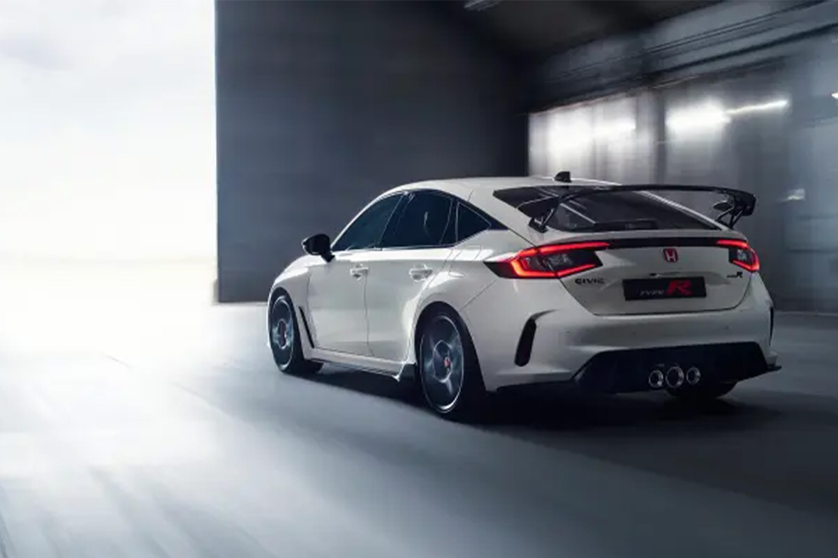 zu sehen ist ein weißer Civic von hinten 