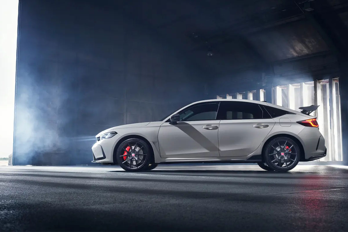 zu sehen ist ein weißer Civic Type R von hinten