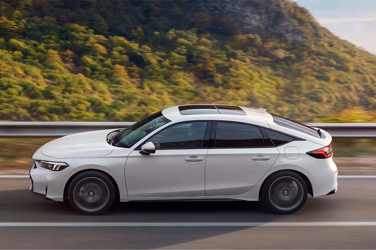 zu sehen ist der weißer Civic von der Seite