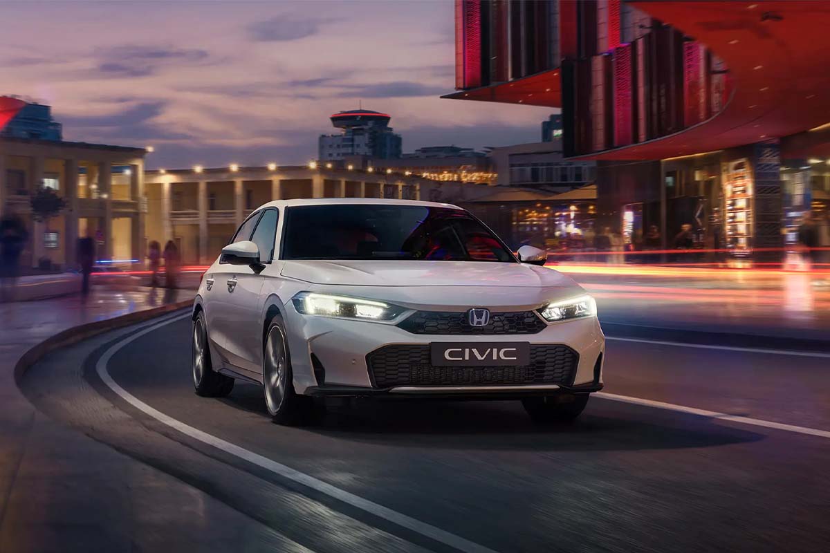 zu sehen ist ein weißer Civic von vorne bei Nacht 